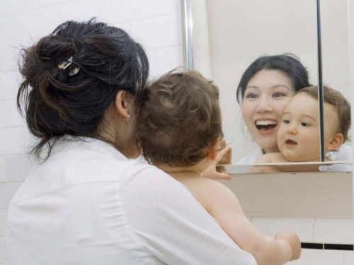 Baby vor dem Spiegel zu spielen - Baby_vor_dem_Spiegel_zu_spielen-3