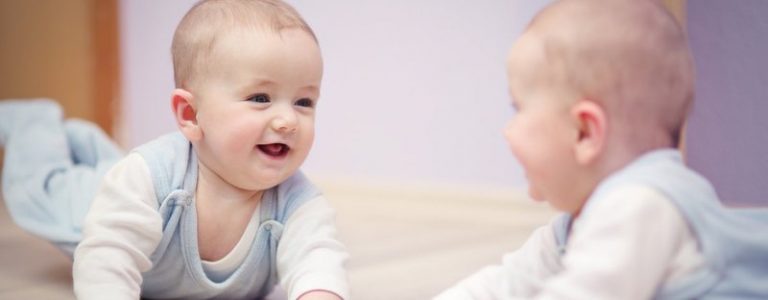 Mit deinem Baby vor dem Spiegel spielen hat viele Vorteile!