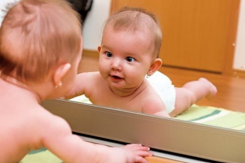 Baby vor dem Spiegel zu spielen - Baby_vor_dem_Spiegel_zu_spielen