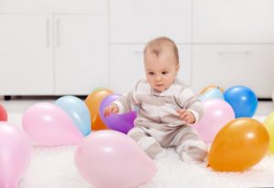 Farbige Ballons: 7 Spiele für dich und dein Baby