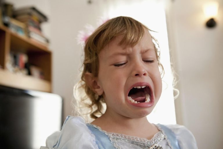 Wenn dein Kind viel Aufmerksamkeit verlangt: Mädchen schreit