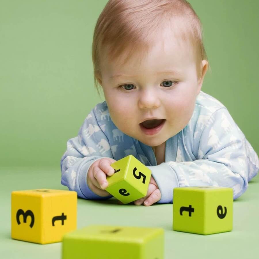 Kind lernt alleine zu spielen