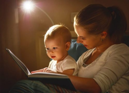 Baby und Mutter lesen