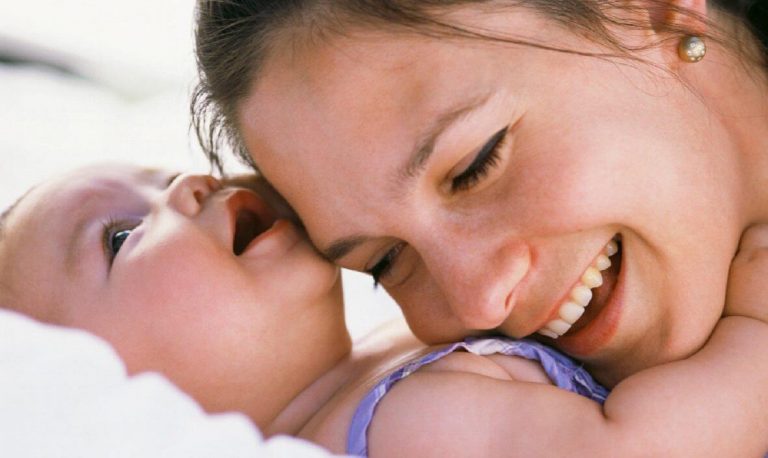 Die Stimme der Mutter aktiviert das Gehirn des Kindes: Mutter mit Baby