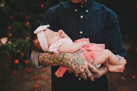 Baby im Arm