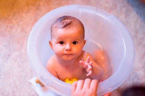 Baby beim Baden