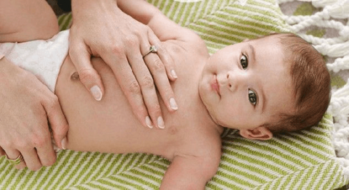 Baby bekommt Massagen gegen Koliken während der Stillzeit