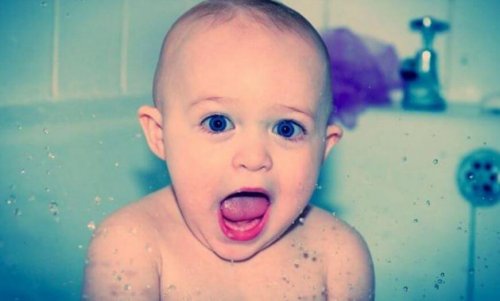 Glückliches Baby beim Baden