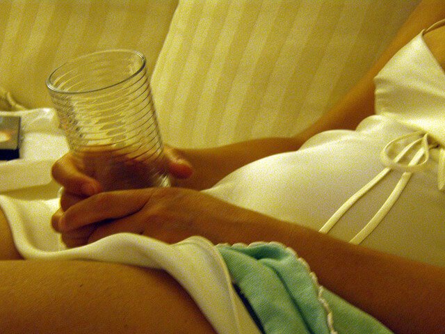 Hautpflege in der Schwangerschaft bedeutet, viel Wasser zu trinken.