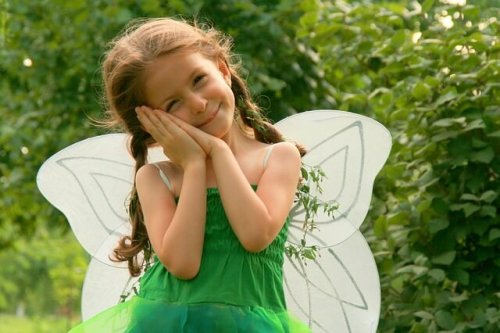 Mädchen spielt Prinzessin