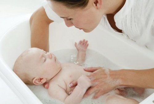 Mutter mit entspanntem Baby beim Baden