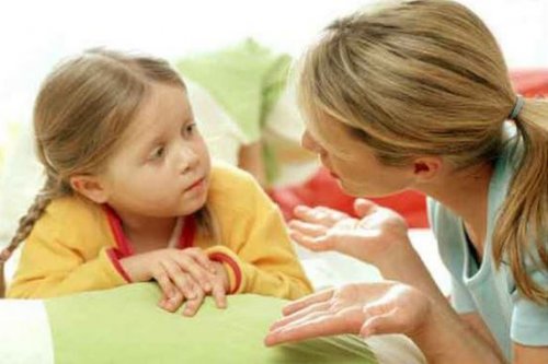 Mutter und Tochter sprechen über Disziplin in der Erziehung