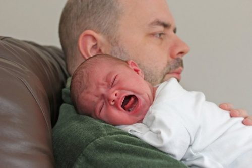 Papa mit weinendem Baby