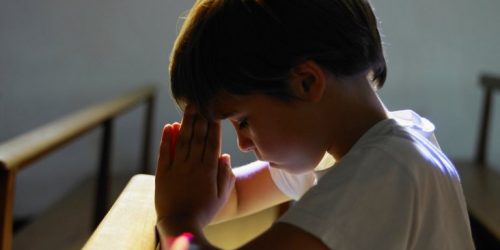 Kind betet zu Gott