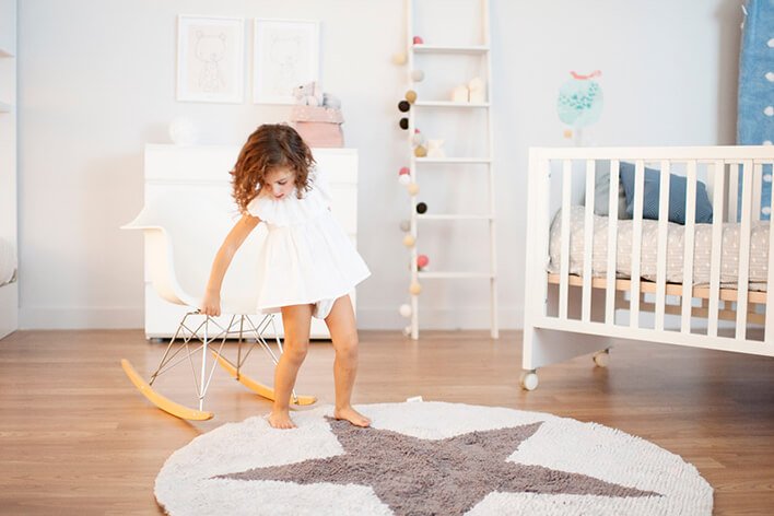 Mädchen spielt in Kinderzimmer