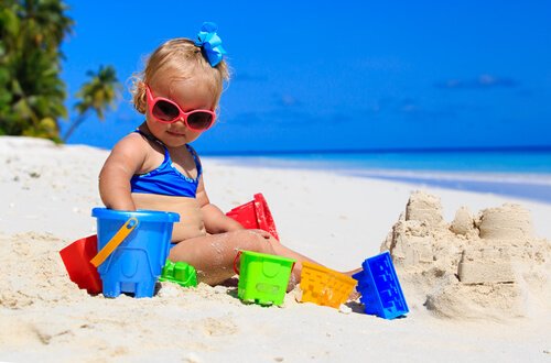 Zum ersten Mal am Strand: 7 Tipps für Babys