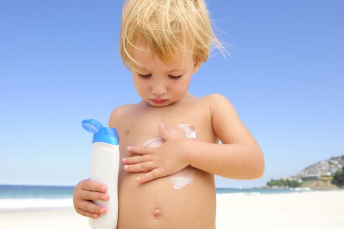 Baby braucht Sonnencreme am Strand