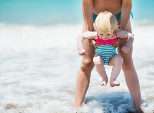 Babys erstes Mal am Strand