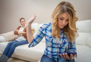 Stelle dir diese 6 Fragen, bevor du deinem Kind ein Handy kaufst