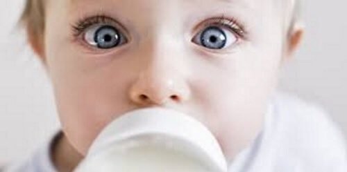 7 häufig gestellte Fragen zum Stillen : Baby trinkt