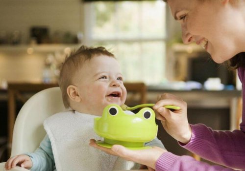 Mutter füttert Baby