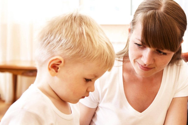 Übungen bei Sprachentwicklungsstörungen: Mutter mit Sohn