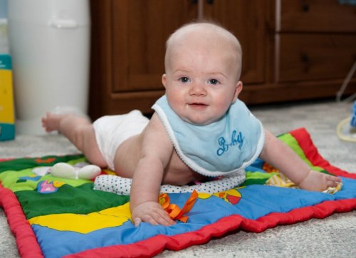 Baby erfährt die Vorteile von Aktivitätsdecken