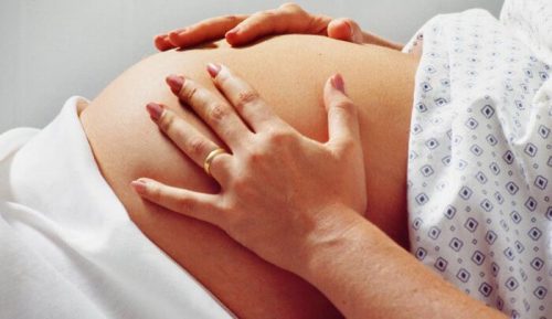 Viele Frauen fürchten sich vor der Fruchtwasseruntersuchung und es gibt Alternativen