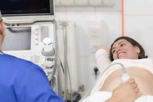 Frau beim Ultraschall während der Fruchtwasseruntersuchung