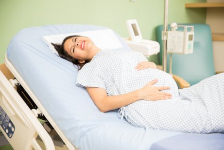 Du solltest deinen Körper auf die Geburt vorbereiten, um einen Dammriss zu vermeiden