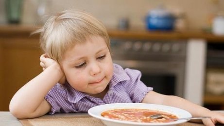 Kind isst seine Suppe nicht
