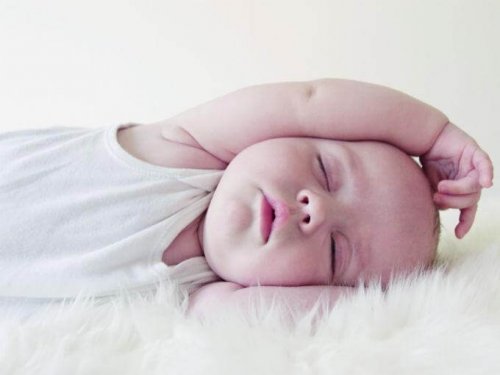 Ein schlafendes Baby kann plötzlich im Schlaf weinen