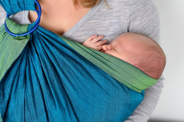 Tragetuch für Babys: praktisch und gesund
