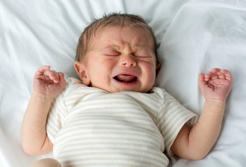 Babys weinen oft plötzlich im Schlaf