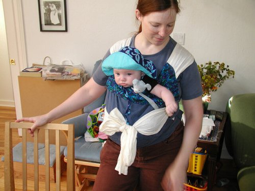 Mutter mit Baby im Tragetuch