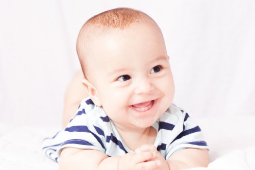 Wenn Babys zahnen, können Eiswürfel helfen