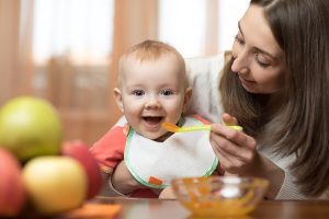 Ernährung und Löffel-Rezepte für Babys von 6 bis 9 Monaten