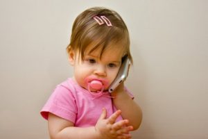 Kind am Telefon