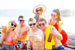 Jugendliche feiern und sind beliebt