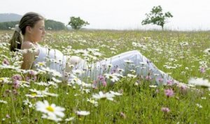 Frau sorgt für Entspannung in der Schwangerschaft