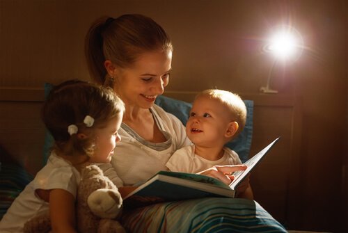 Mutter liest Gute-Nacht-Geschichten vor
