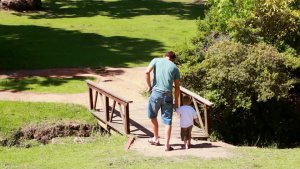 Ein guter Vater baut Brücken für Gespräche, nicht Mauern