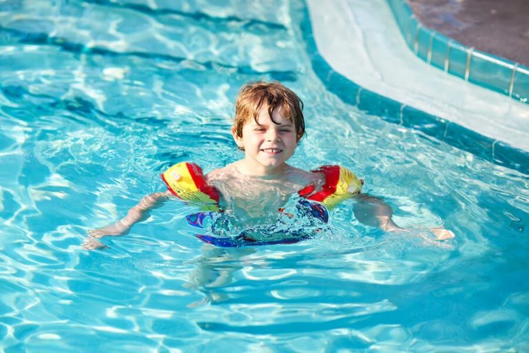 Hilf deinem Kind, Schwimmen zu lernen: 7 Tipps