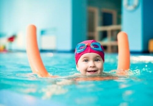 Kind macht Kurs, um schwimmen zu lernen