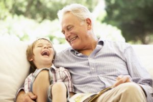 Respekt vor älteren Menschen: Opa und Enkel