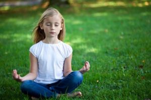 Mädchen lernt Meditation.