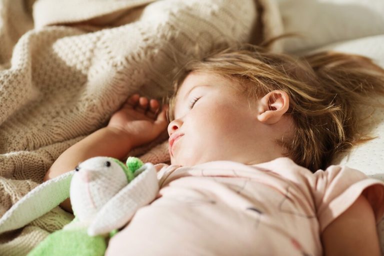 3 Tricks, damit dein Kind in seinem Bett schläft