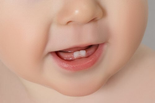 Symptome und Beschwerden, wenn Babys zahnen