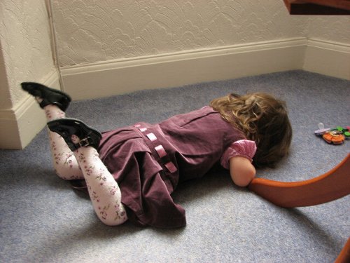 Kind liegt auf dem Boden, weil es eine Auszeit bekommen hat