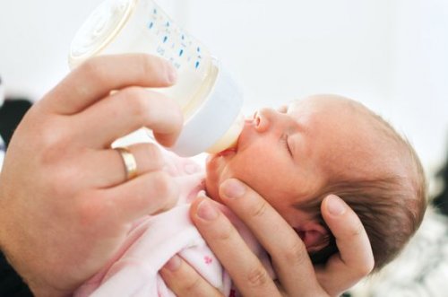 Nutze die Hilfe von anderen Personen, um dein Baby an die Flasche zu gewöhnen.